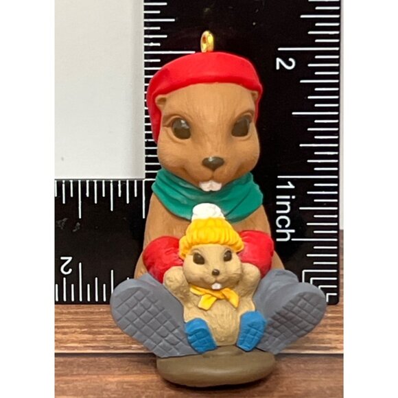 1992 HALLMARK KEEPSAKE ORNAMENT QX545-9 TOBOGGAN TAIL BEAVER & BABY SLED - Picture 4 of 6